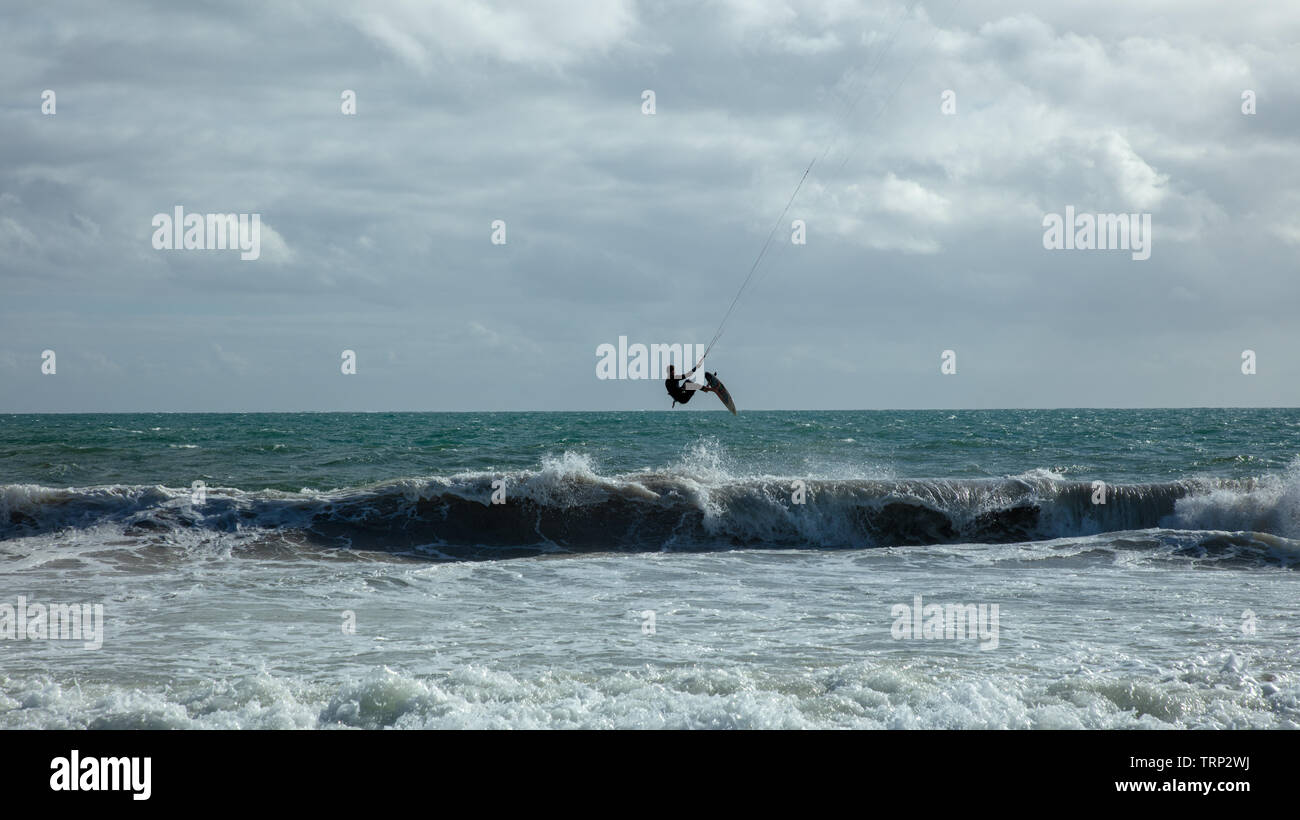 Kite-surf surf a vuoto della costa di Mullaloo beach,Western Australia il raggiungimento di elevate velocità in condizioni meteorologiche ventose su un pomeriggio nei giorni feriali. Foto Stock