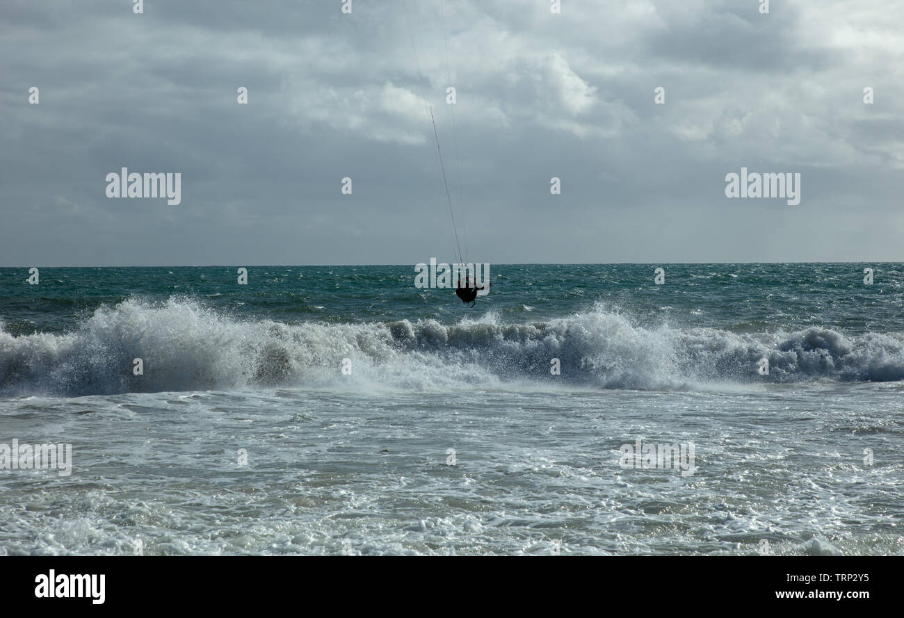 Kite-surf surf a vuoto della costa di Mullaloo beach,Western Australia il raggiungimento di elevate velocità in condizioni meteorologiche ventose su un pomeriggio nei giorni feriali. Foto Stock