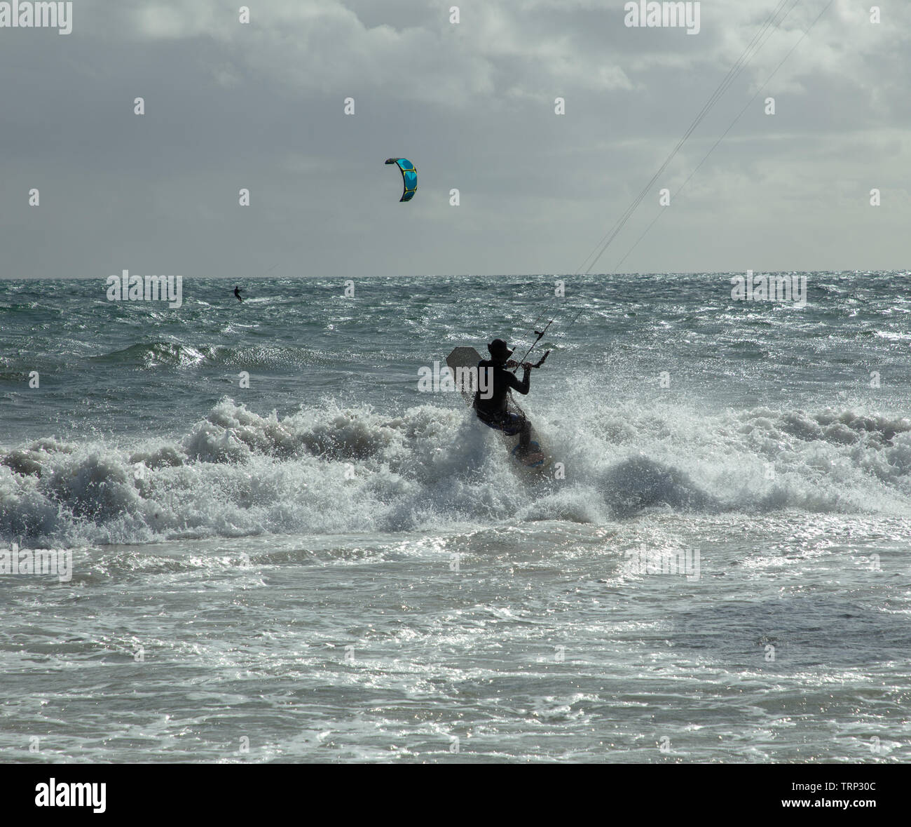 Kite-surf surf a vuoto della costa di Mullaloo beach,Western Australia il raggiungimento di elevate velocità in condizioni meteorologiche ventose su un pomeriggio nei giorni feriali. Foto Stock