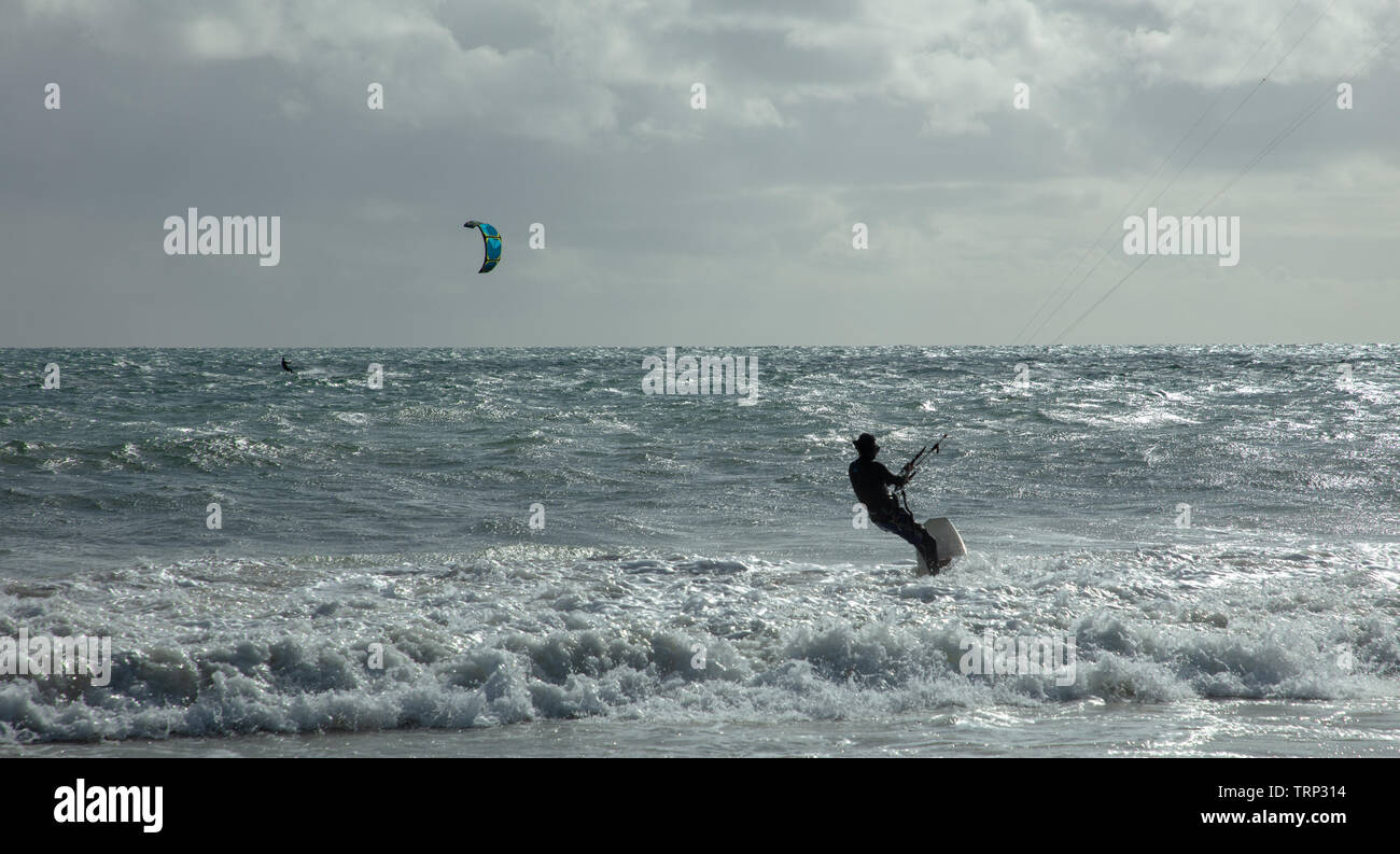Kite-surf surf a vuoto della costa di Mullaloo beach,Western Australia il raggiungimento di elevate velocità in condizioni meteorologiche ventose su un pomeriggio nei giorni feriali. Foto Stock