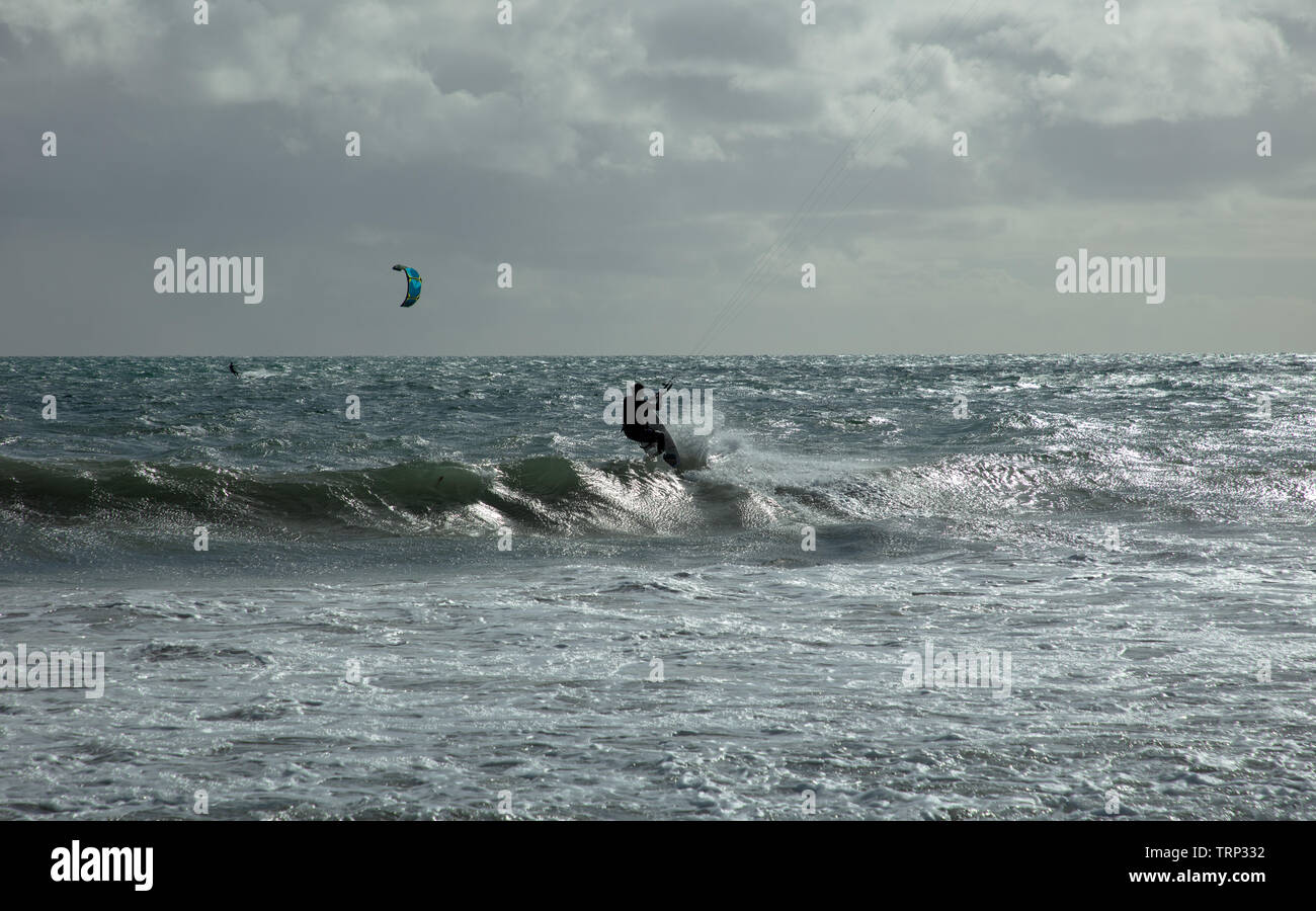 Kite-surf surf a vuoto della costa di Mullaloo beach,Western Australia il raggiungimento di elevate velocità in condizioni meteorologiche ventose su un pomeriggio nei giorni feriali. Foto Stock