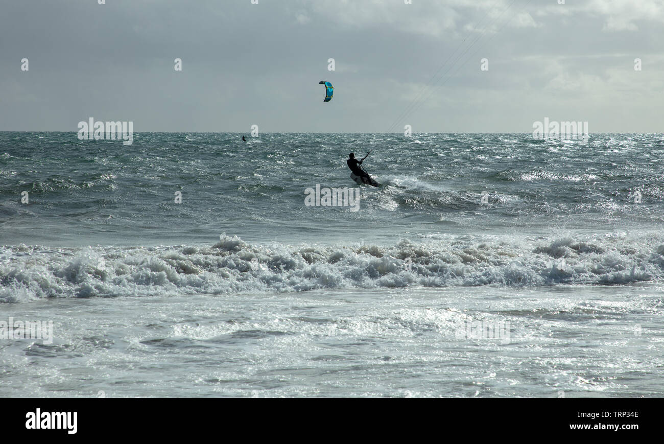 Kite-surf surf a vuoto della costa di Mullaloo beach,Western Australia il raggiungimento di elevate velocità in condizioni meteorologiche ventose su un pomeriggio nei giorni feriali. Foto Stock