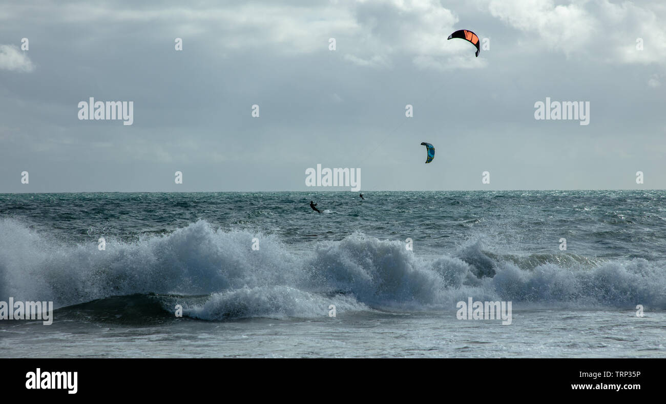 Kite-surf surf a vuoto della costa di Mullaloo beach,Western Australia il raggiungimento di elevate velocità in condizioni meteorologiche ventose su un pomeriggio nei giorni feriali. Foto Stock