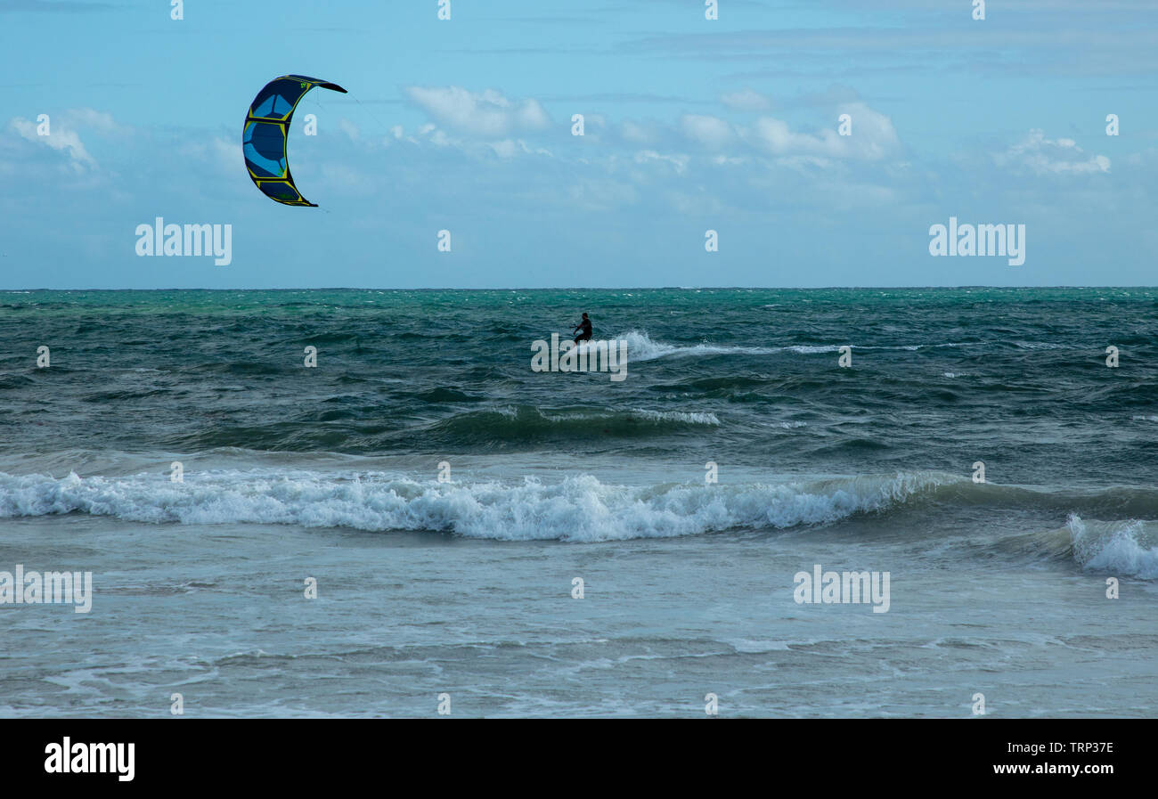 Kite-surf surf a vuoto della costa di Mullaloo beach,Western Australia il raggiungimento di elevate velocità in condizioni meteorologiche ventose su un pomeriggio nei giorni feriali. Foto Stock