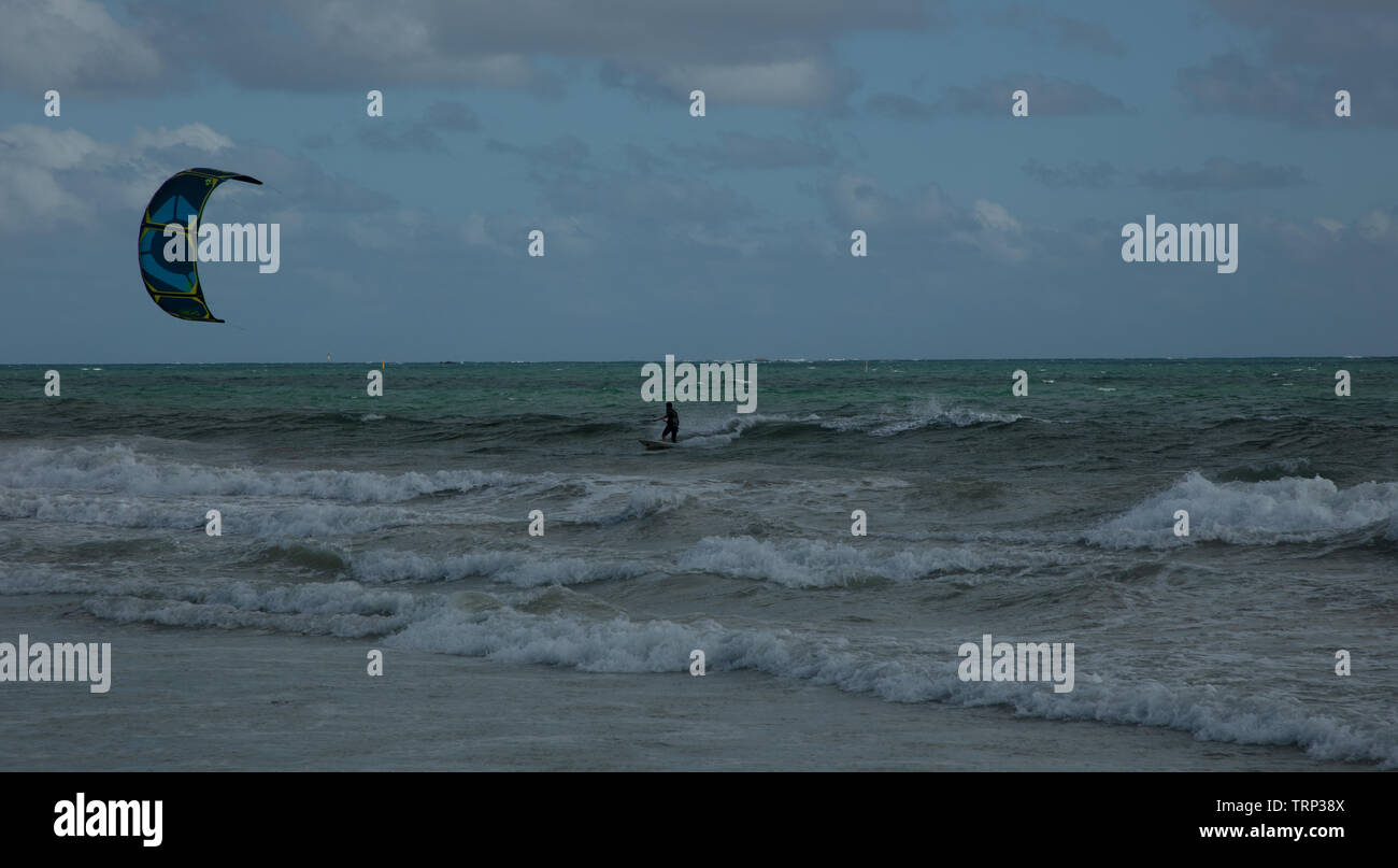 Kite-surf surf a vuoto della costa di Mullaloo beach,Western Australia il raggiungimento di elevate velocità in condizioni meteorologiche ventose su un pomeriggio nei giorni feriali. Foto Stock