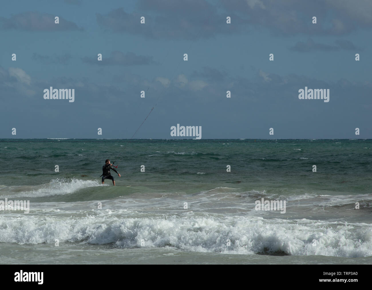 Kite-surf surf a vuoto della costa di Mullaloo beach,Western Australia il raggiungimento di elevate velocità in condizioni meteorologiche ventose su un pomeriggio nei giorni feriali. Foto Stock