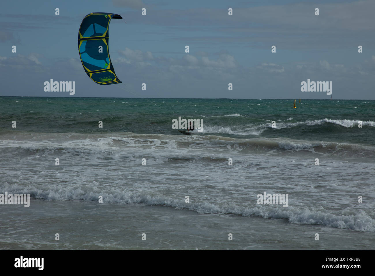 Kite-surf surf a vuoto della costa di Mullaloo beach,Western Australia il raggiungimento di elevate velocità in condizioni meteorologiche ventose su un pomeriggio nei giorni feriali. Foto Stock