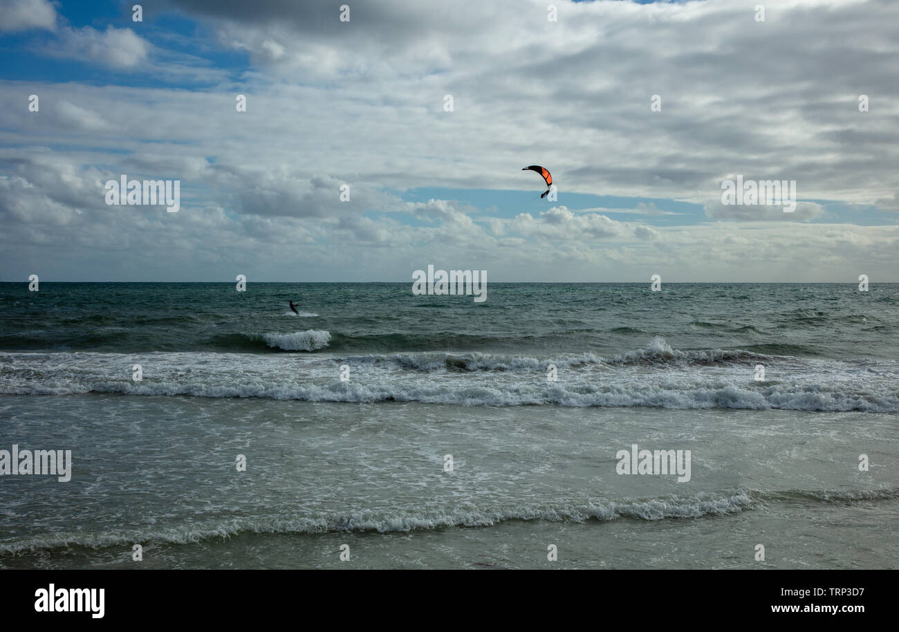 Kite-surf surf a vuoto della costa di Mullaloo beach,Western Australia il raggiungimento di elevate velocità in condizioni meteorologiche ventose su un pomeriggio nei giorni feriali. Foto Stock