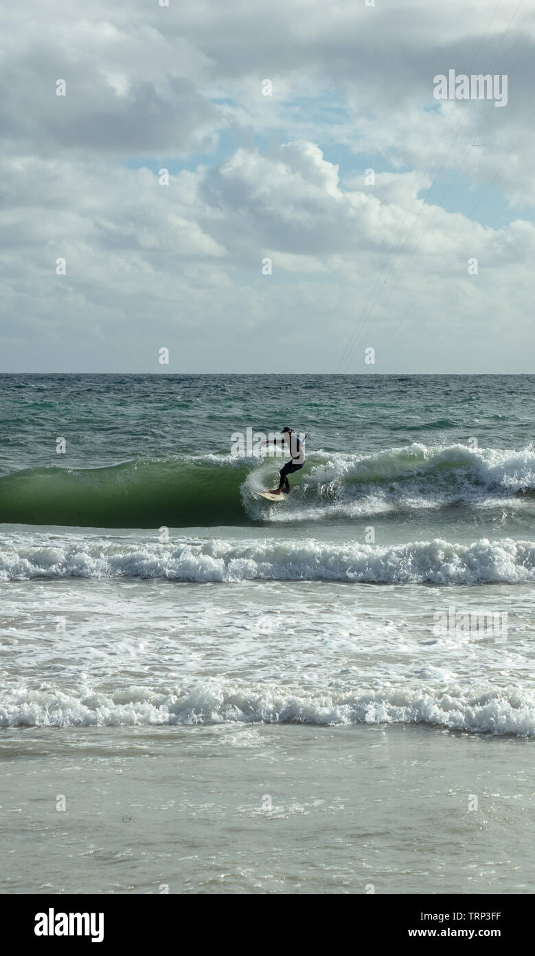 Kite-surf surf a vuoto della costa di Mullaloo beach,Western Australia il raggiungimento di elevate velocità in condizioni meteorologiche ventose su un pomeriggio nei giorni feriali. Foto Stock