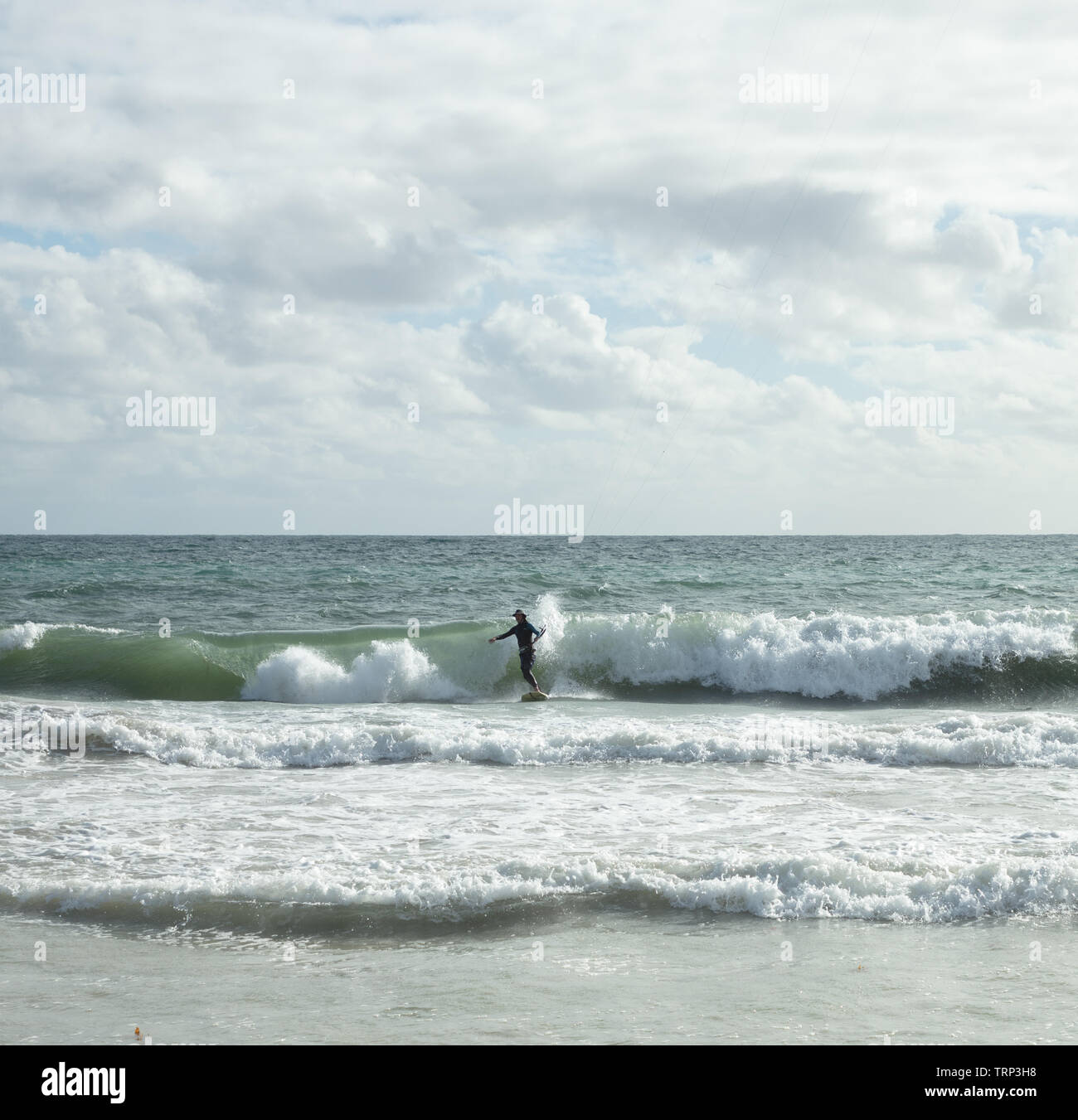 Kite-surf surf a vuoto della costa di Mullaloo beach,Western Australia il raggiungimento di elevate velocità in condizioni meteorologiche ventose su un pomeriggio nei giorni feriali. Foto Stock