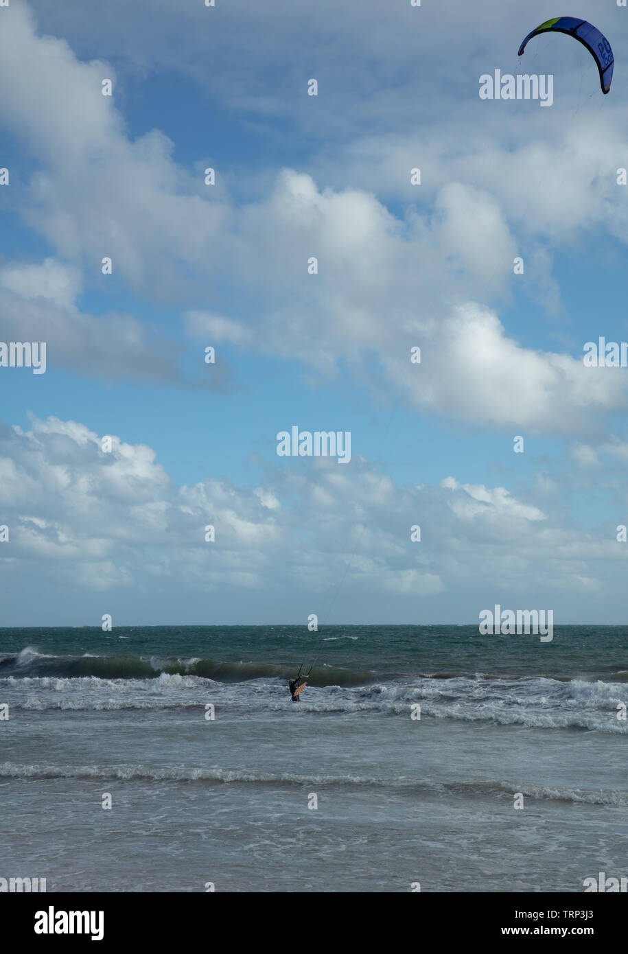 Kite-surf surf a vuoto della costa di Mullaloo beach,Western Australia il raggiungimento di elevate velocità in condizioni meteorologiche ventose su un pomeriggio nei giorni feriali. Foto Stock