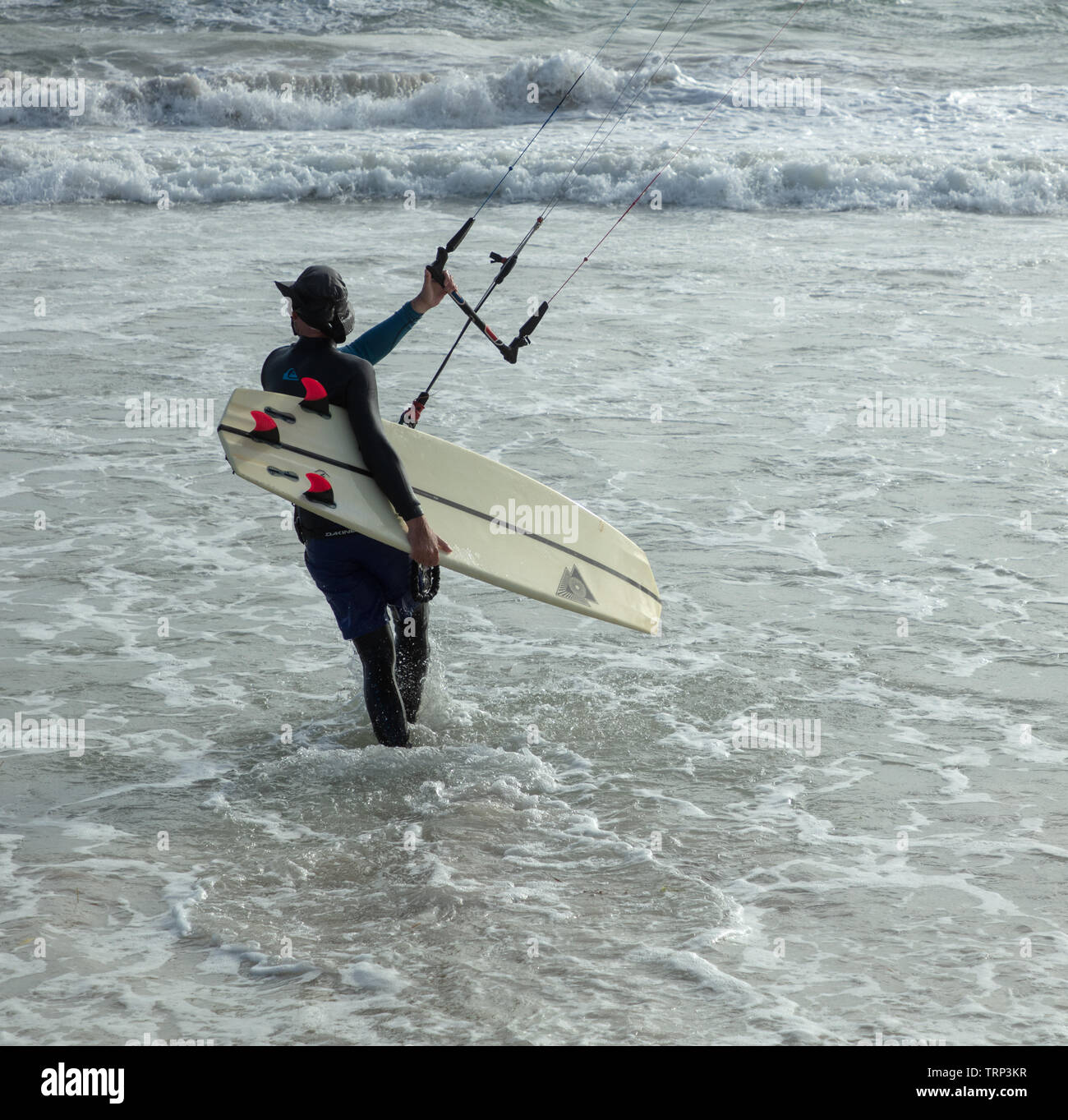 Kite-surf surf a vuoto della costa di Mullaloo beach,Western Australia il raggiungimento di elevate velocità in condizioni meteorologiche ventose su un pomeriggio nei giorni feriali. Foto Stock