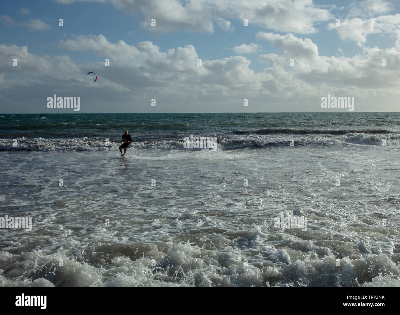 Kite-surf surf a vuoto della costa di Mullaloo beach,Western Australia il raggiungimento di elevate velocità in condizioni meteorologiche ventose su un pomeriggio nei giorni feriali. Foto Stock
