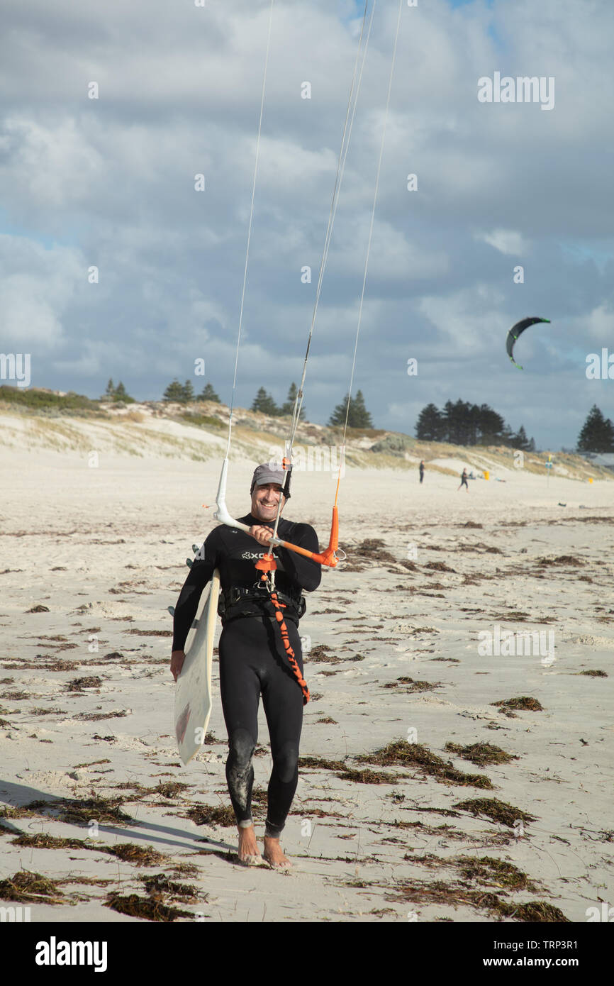 Kite-surf surf a vuoto della costa di Mullaloo beach,Western Australia il raggiungimento di elevate velocità in condizioni meteorologiche ventose su un pomeriggio nei giorni feriali. Foto Stock