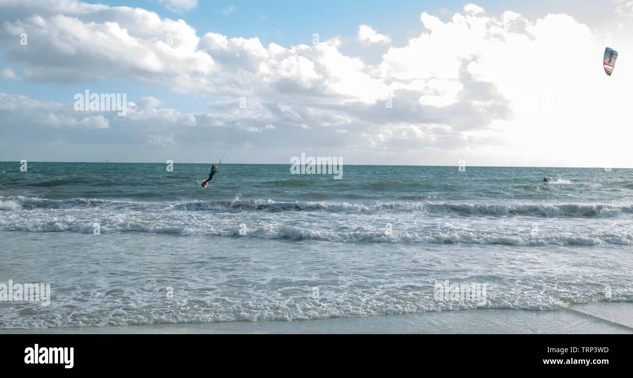 Kite-surf surf a vuoto della costa di Mullaloo beach,Western Australia il raggiungimento di elevate velocità in condizioni meteorologiche ventose su un pomeriggio nei giorni feriali. Foto Stock