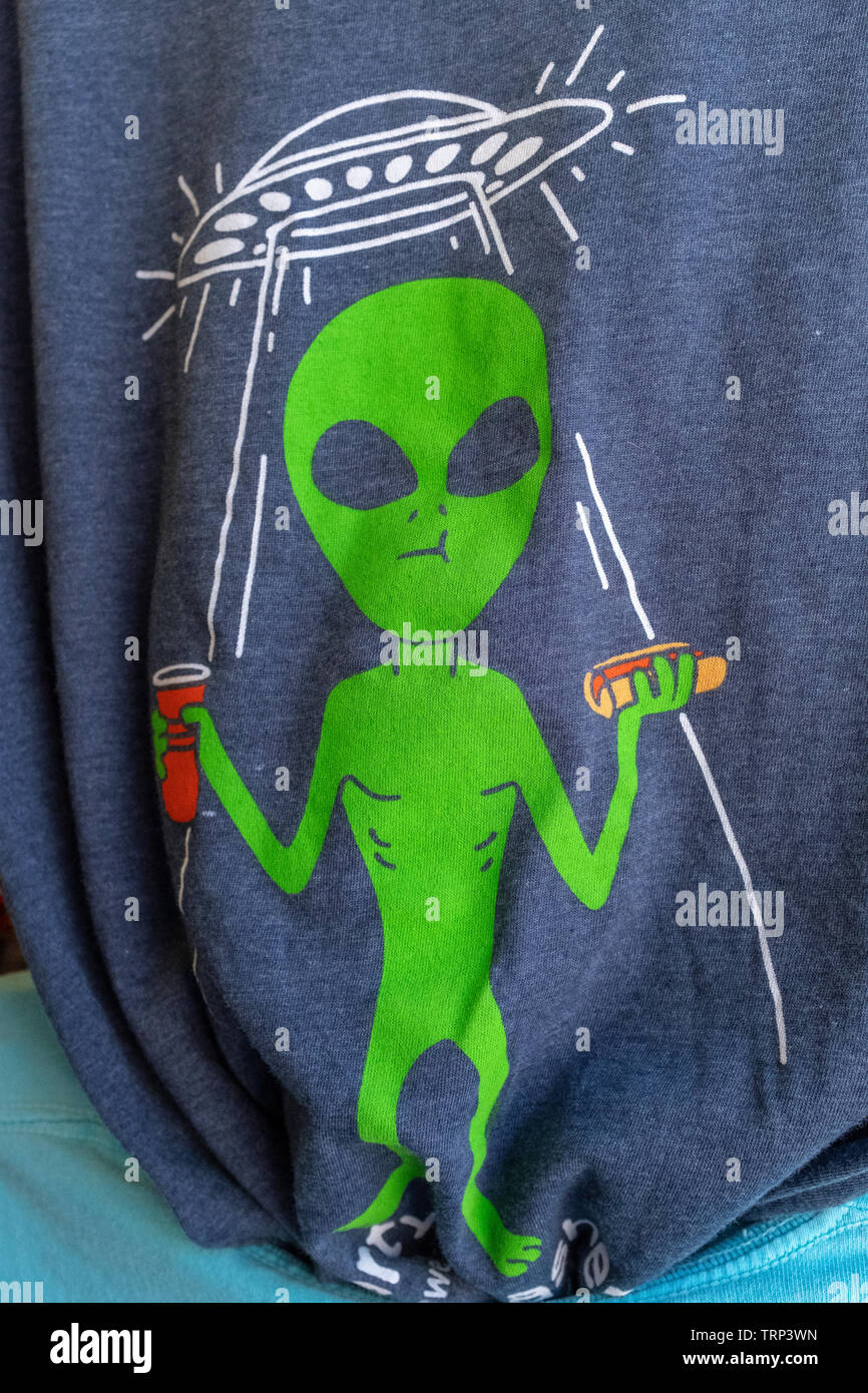 T-shirt con straniero titolare di birra & frankfurter Foto Stock