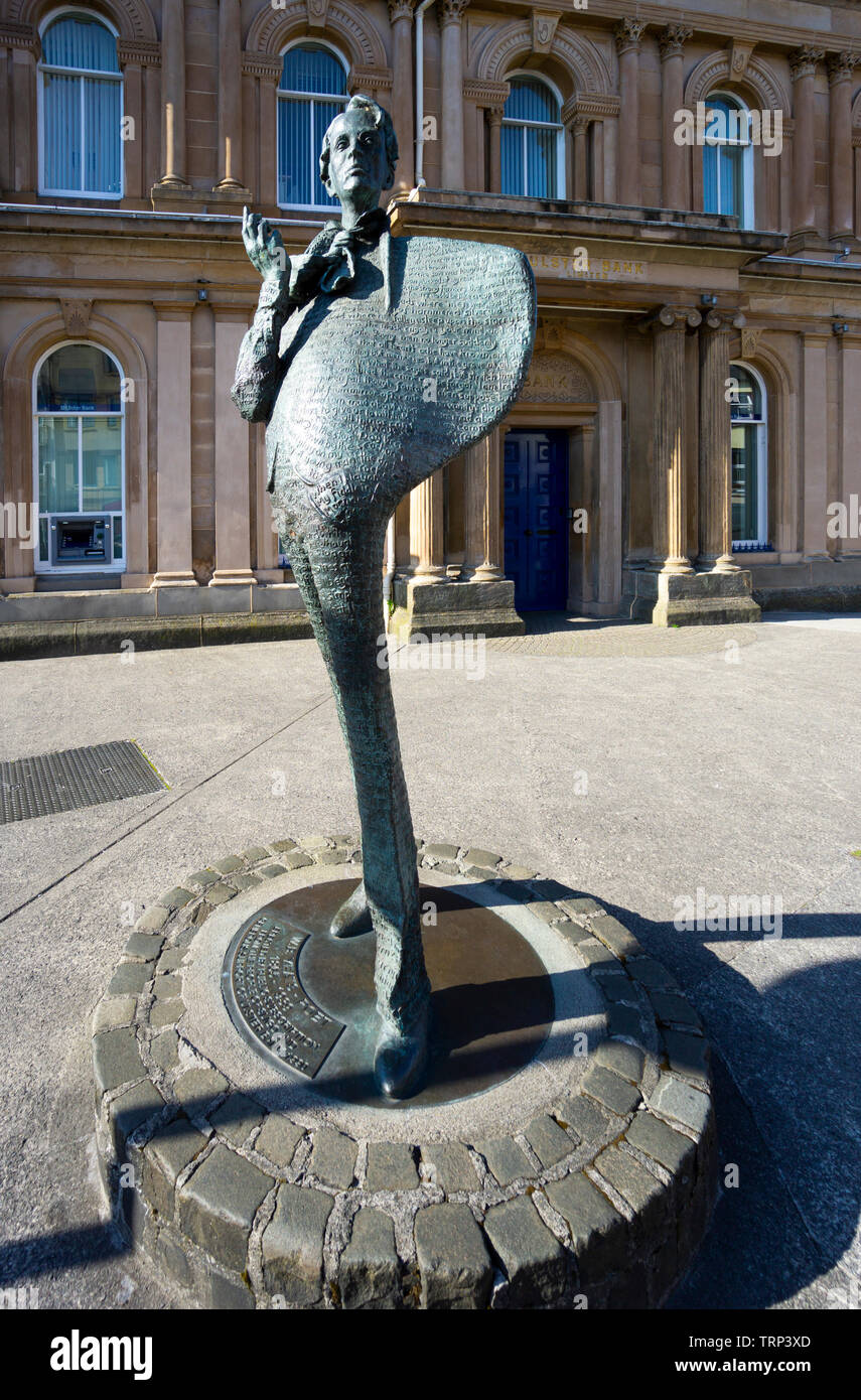 William Butler Yeats Memorial fuori dalla Ulster Bank a Sligo City, Irlanda Foto Stock