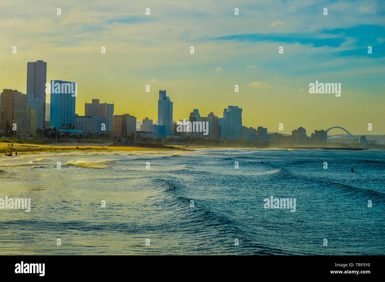 Durban Golden Mile beach con sabbia bianca e sullo skyline KZN Sud Africa Foto Stock