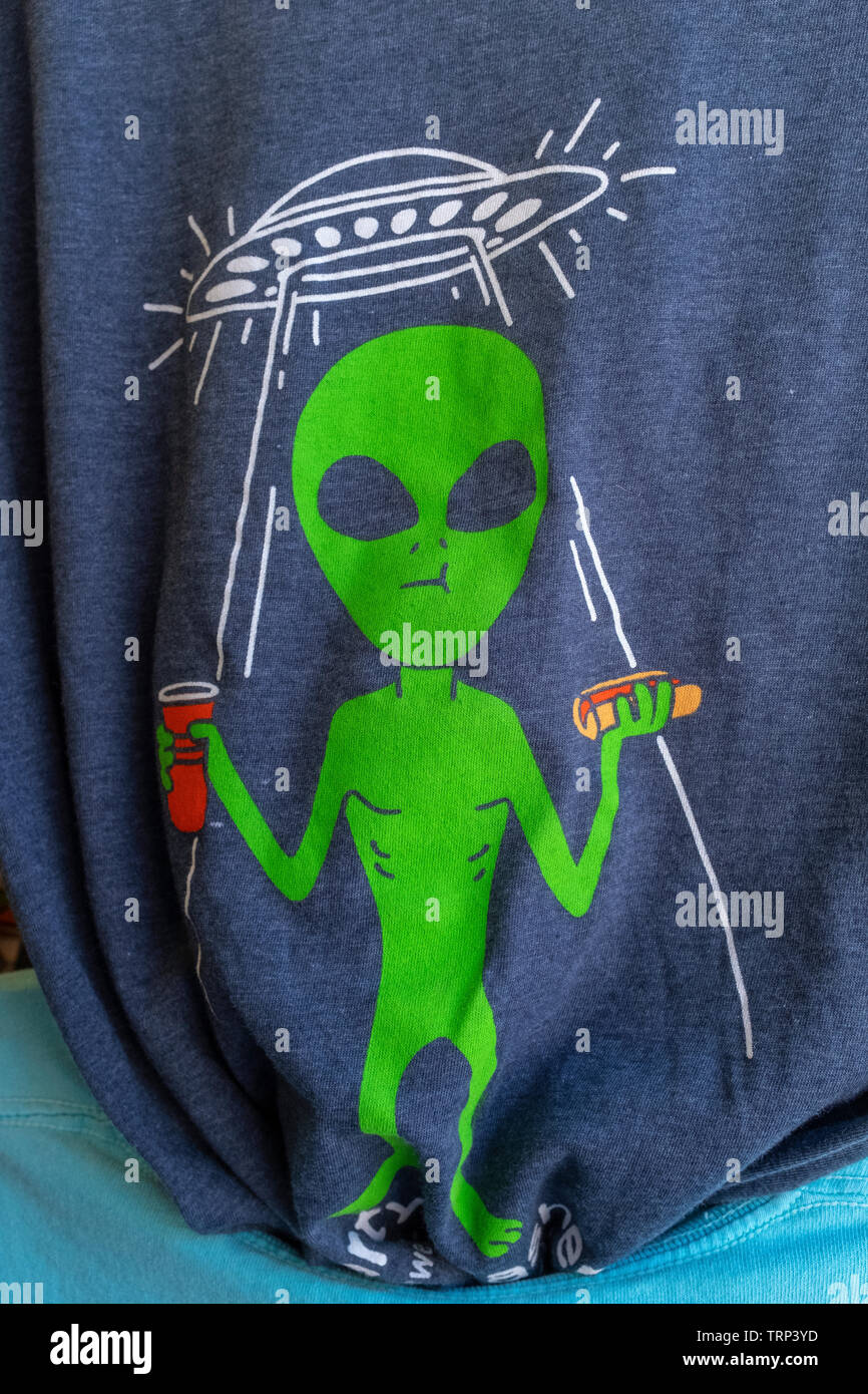 T-shirt con straniero titolare di birra & frankfurter Foto Stock
