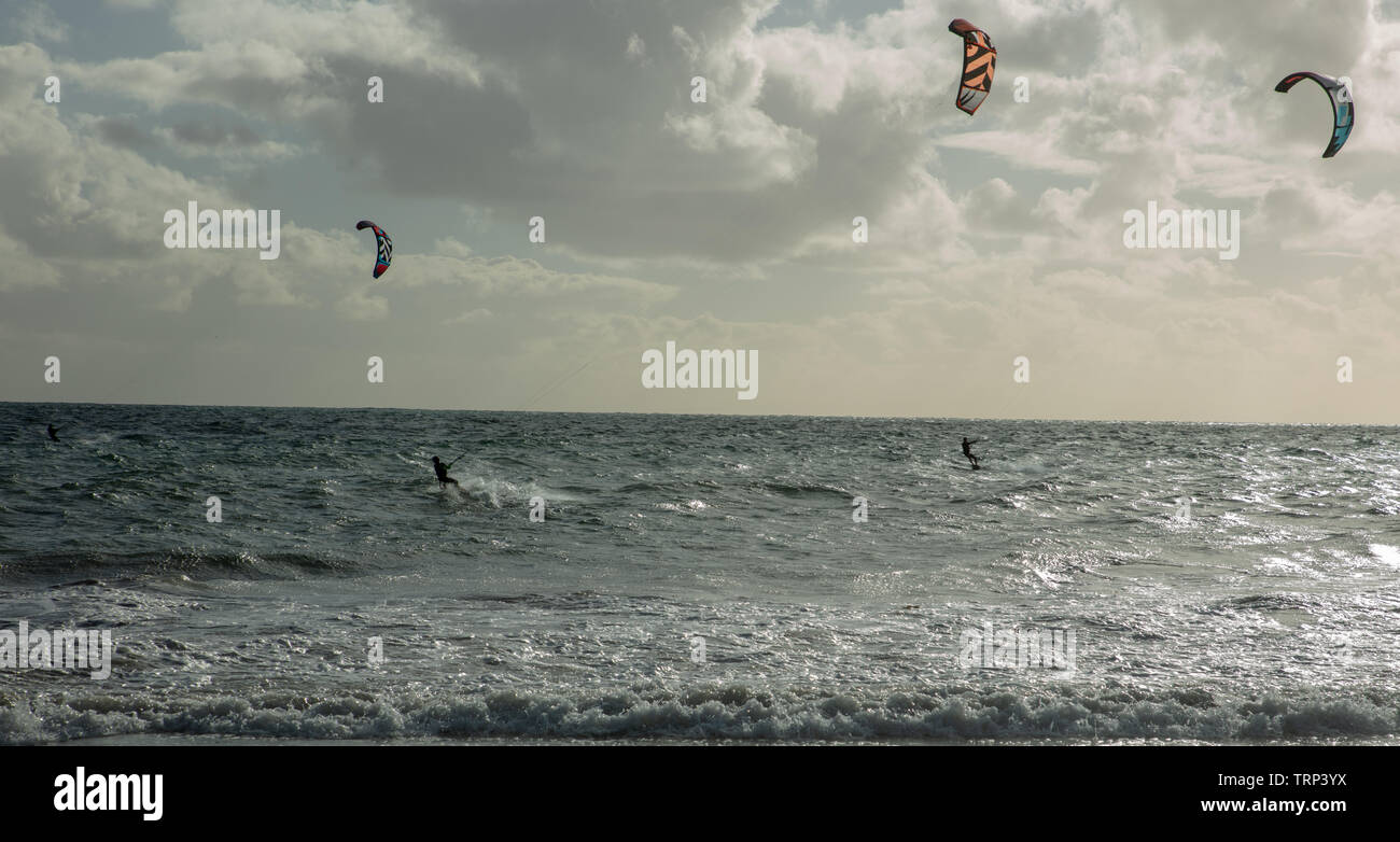 Kite-surf surf a vuoto della costa di Mullaloo beach,Western Australia il raggiungimento di elevate velocità in condizioni meteorologiche ventose su un pomeriggio nei giorni feriali. Foto Stock