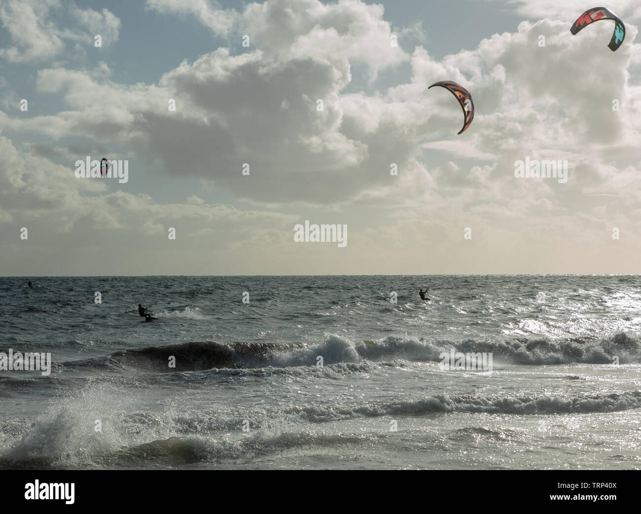 Kite-surf surf a vuoto della costa di Mullaloo beach,Western Australia il raggiungimento di elevate velocità in condizioni meteorologiche ventose su un pomeriggio nei giorni feriali. Foto Stock