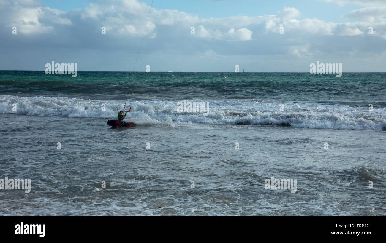 Kite-surf surf a vuoto della costa di Mullaloo beach,Western Australia il raggiungimento di elevate velocità in condizioni meteorologiche ventose su un pomeriggio nei giorni feriali. Foto Stock
