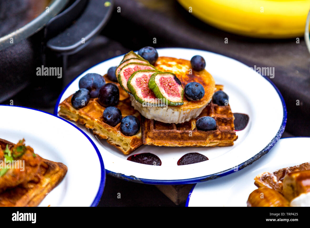 Cialde con fichi e mirtilli a Maltby Street Market, London, Regno Unito Foto Stock