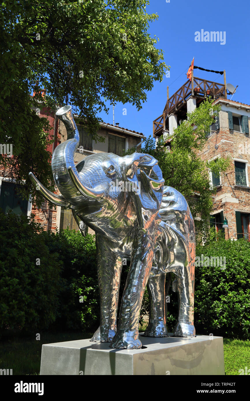 Scultura di elefante Jelly avvolgere da Laurence Jenkell, Bel-Air Arte, La Biennale di Venezia, Venezia 2019 Foto Stock