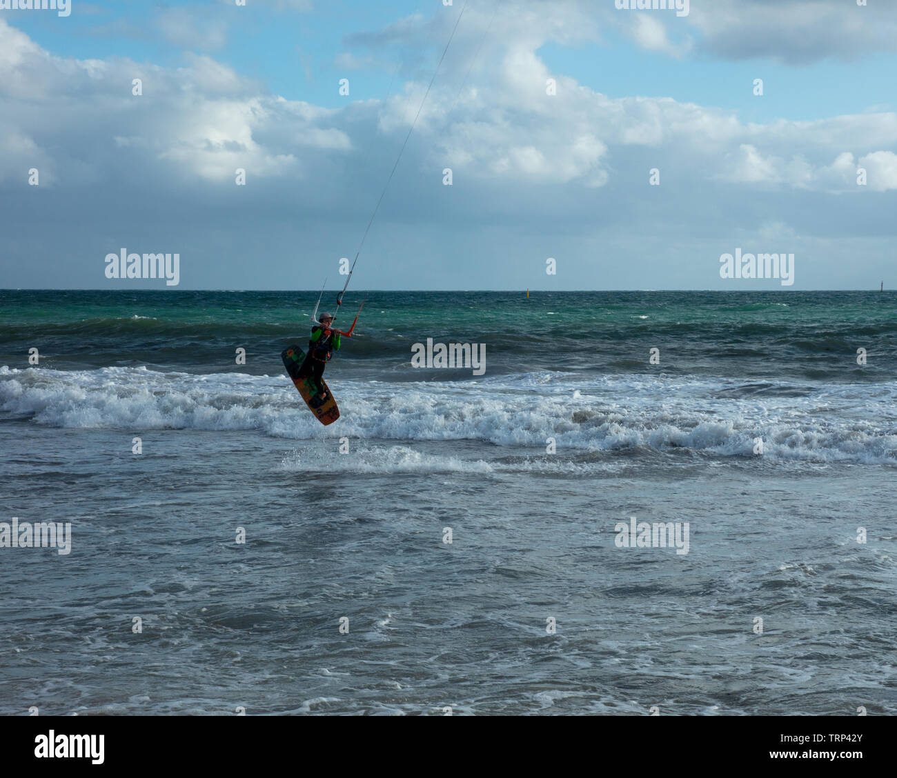 Kite-surf surf a vuoto della costa di Mullaloo beach,Western Australia il raggiungimento di elevate velocità in condizioni meteorologiche ventose su un pomeriggio nei giorni feriali. Foto Stock