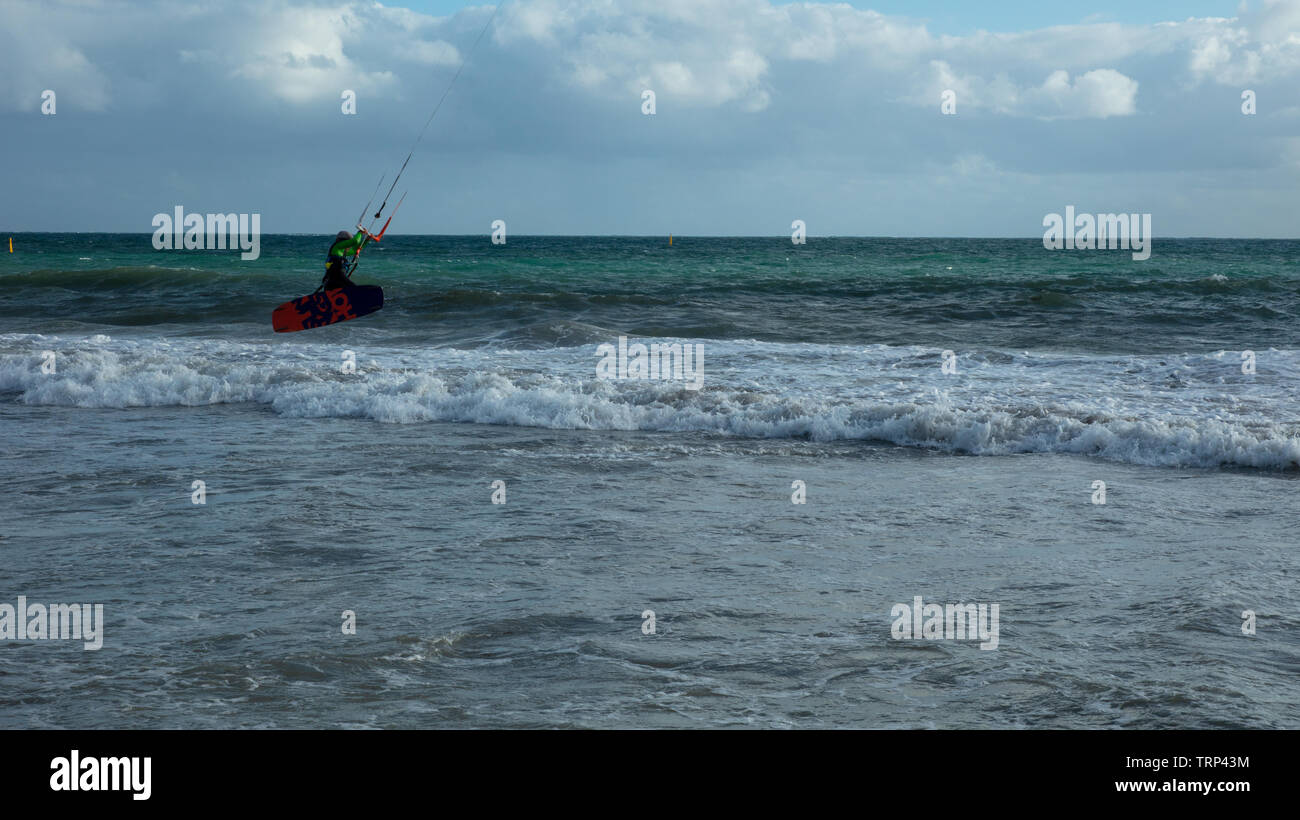 Kite-surf surf a vuoto della costa di Mullaloo beach,Western Australia il raggiungimento di elevate velocità in condizioni meteorologiche ventose su un pomeriggio nei giorni feriali. Foto Stock