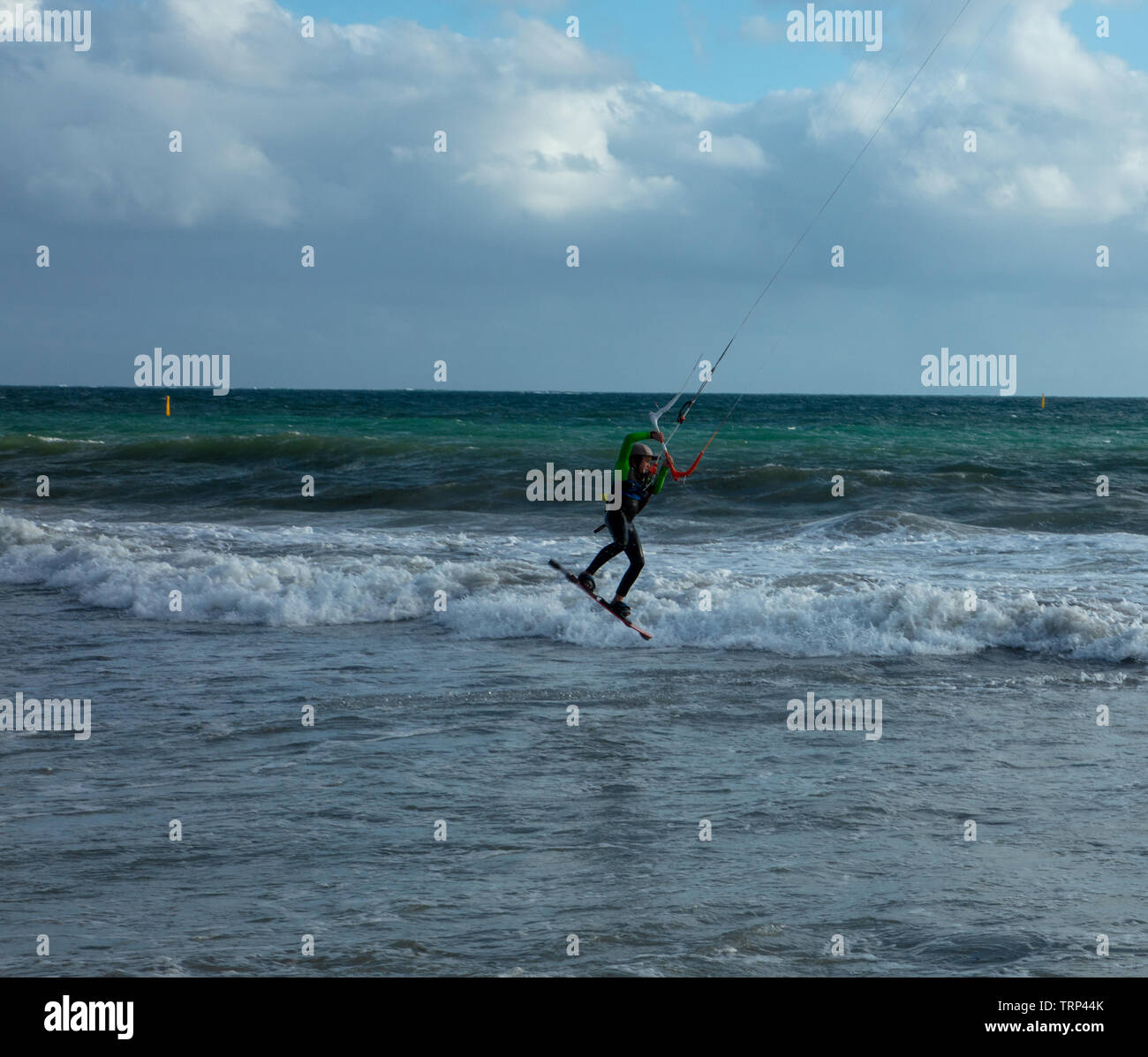 Kite-surf surf a vuoto della costa di Mullaloo beach,Western Australia il raggiungimento di elevate velocità in condizioni meteorologiche ventose su un pomeriggio nei giorni feriali. Foto Stock