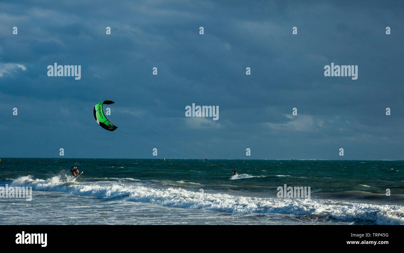 Kite-surf surf a vuoto della costa di Mullaloo beach,Western Australia il raggiungimento di elevate velocità in condizioni meteorologiche ventose su un pomeriggio nei giorni feriali. Foto Stock
