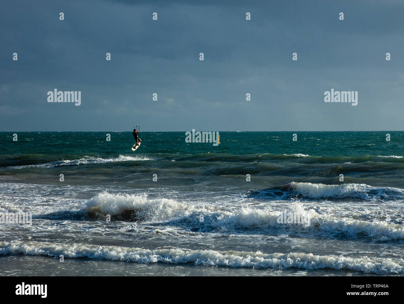 Kite-surf surf a vuoto della costa di Mullaloo beach,Western Australia il raggiungimento di elevate velocità in condizioni meteorologiche ventose su un pomeriggio nei giorni feriali. Foto Stock