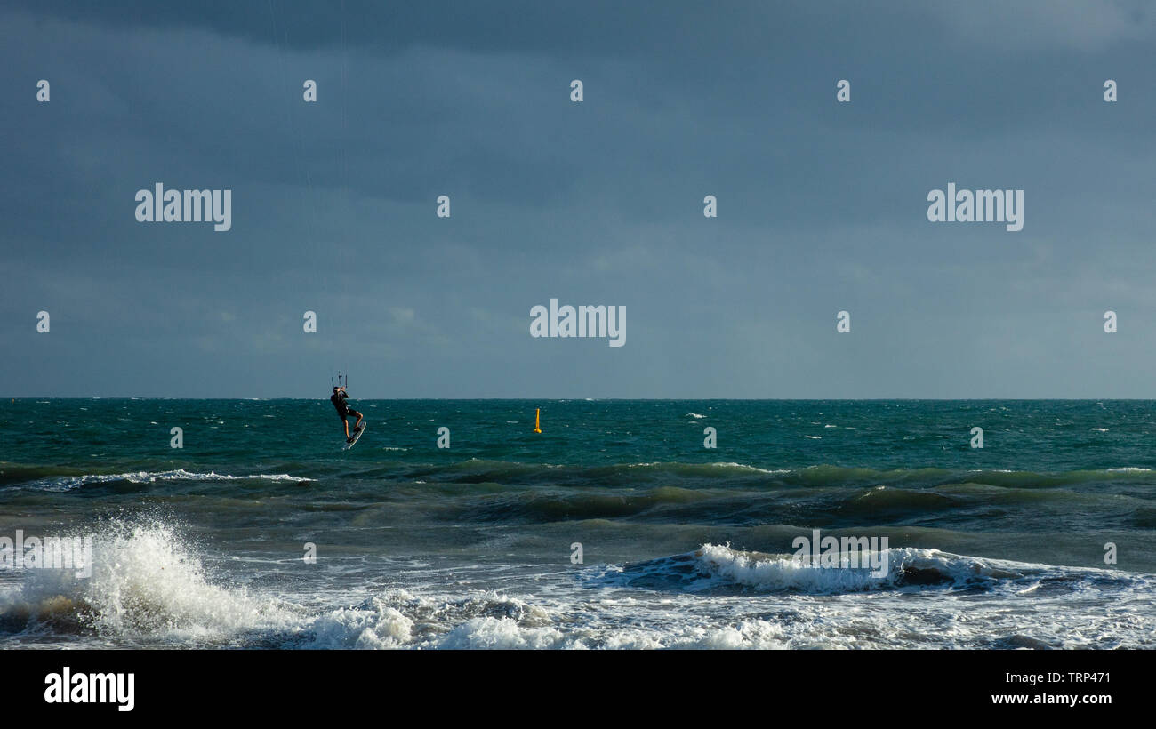 Kite-surf surf a vuoto della costa di Mullaloo beach,Western Australia il raggiungimento di elevate velocità in condizioni meteorologiche ventose su un pomeriggio nei giorni feriali. Foto Stock