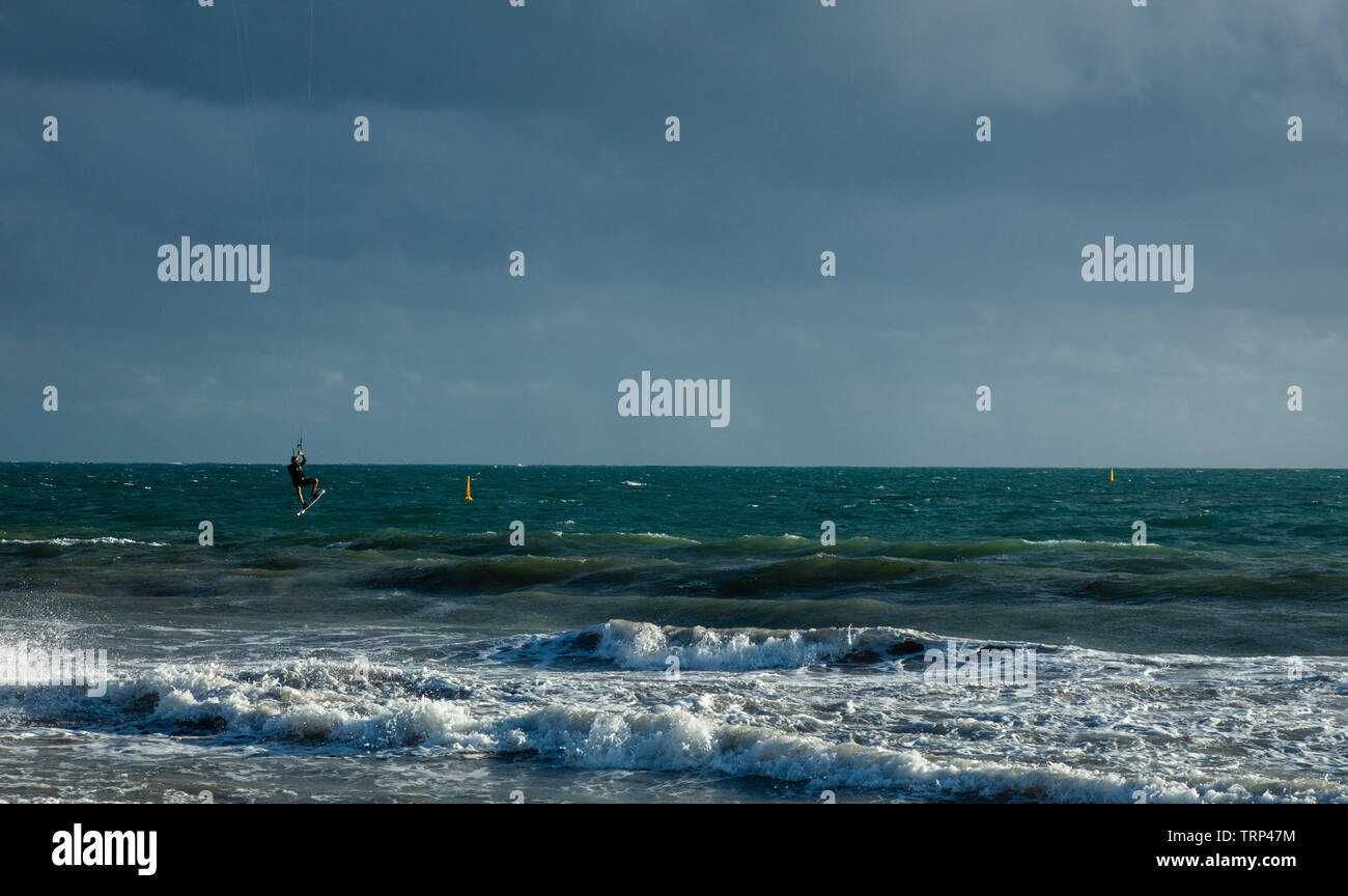 Kite-surf surf a vuoto della costa di Mullaloo beach,Western Australia il raggiungimento di elevate velocità in condizioni meteorologiche ventose su un pomeriggio nei giorni feriali. Foto Stock