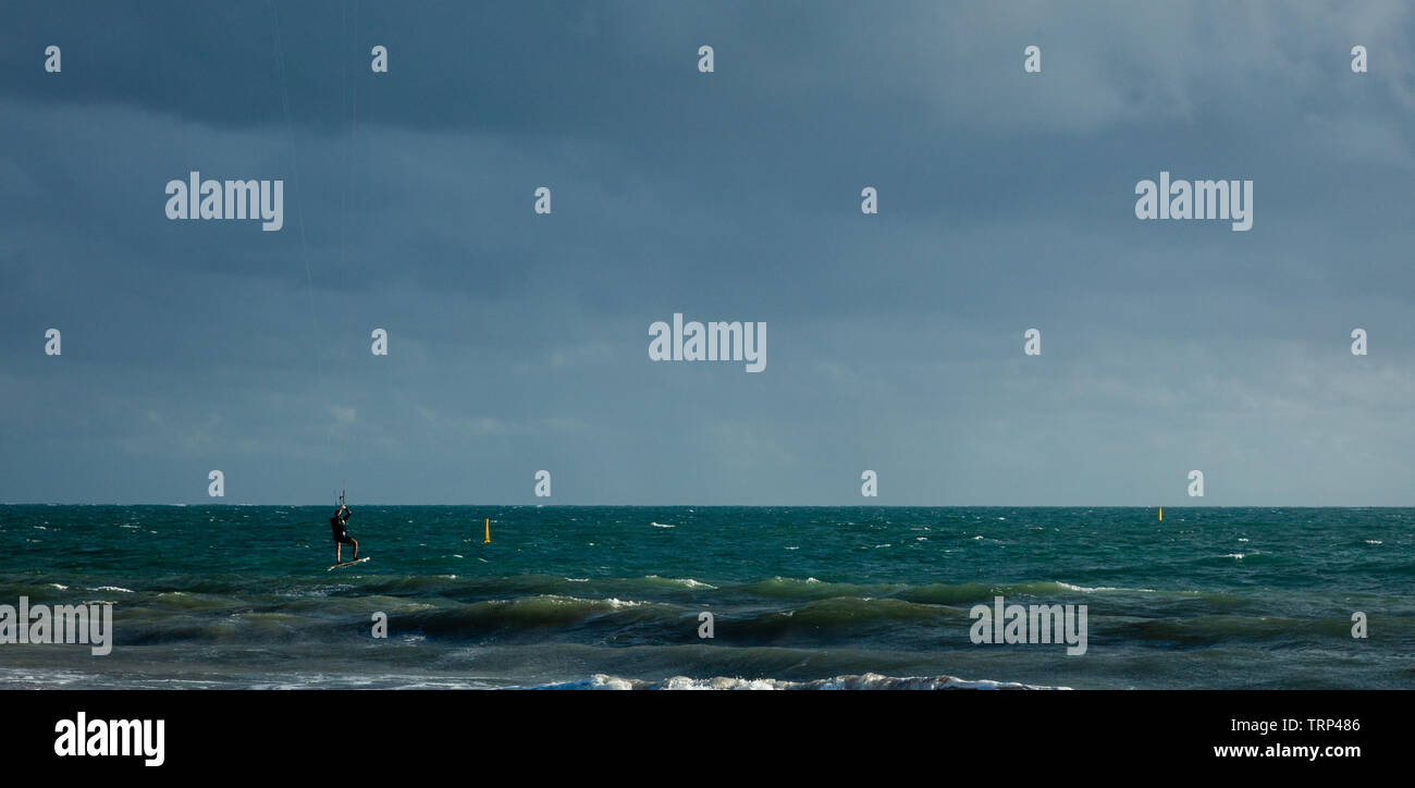 Kite-surf surf a vuoto della costa di Mullaloo beach,Western Australia il raggiungimento di elevate velocità in condizioni meteorologiche ventose su un pomeriggio nei giorni feriali. Foto Stock
