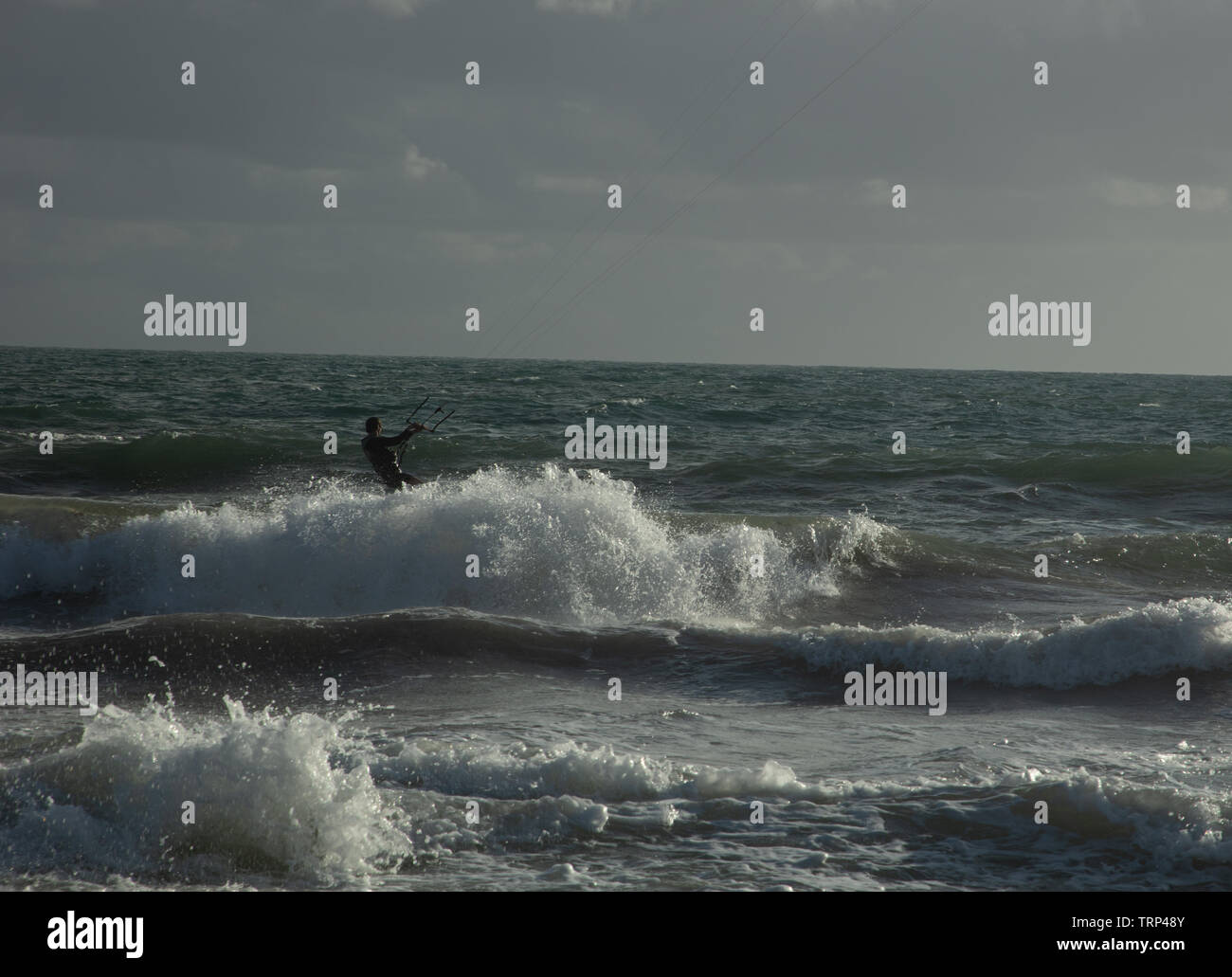 Kite-surf surf a vuoto della costa di Mullaloo beach,Western Australia il raggiungimento di elevate velocità in condizioni meteorologiche ventose su un pomeriggio nei giorni feriali. Foto Stock