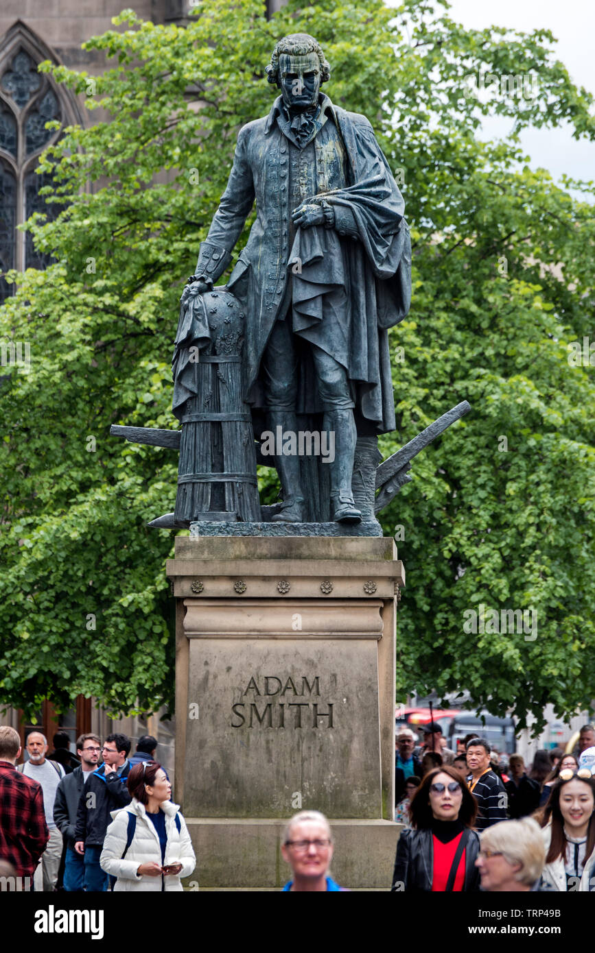 La statua di Adam Smith (1723-1790), filosofo scozzese ed economista,guarda i pedoni fuori la Cattedrale di St Giles a Edimburgo, Scozia. Foto Stock