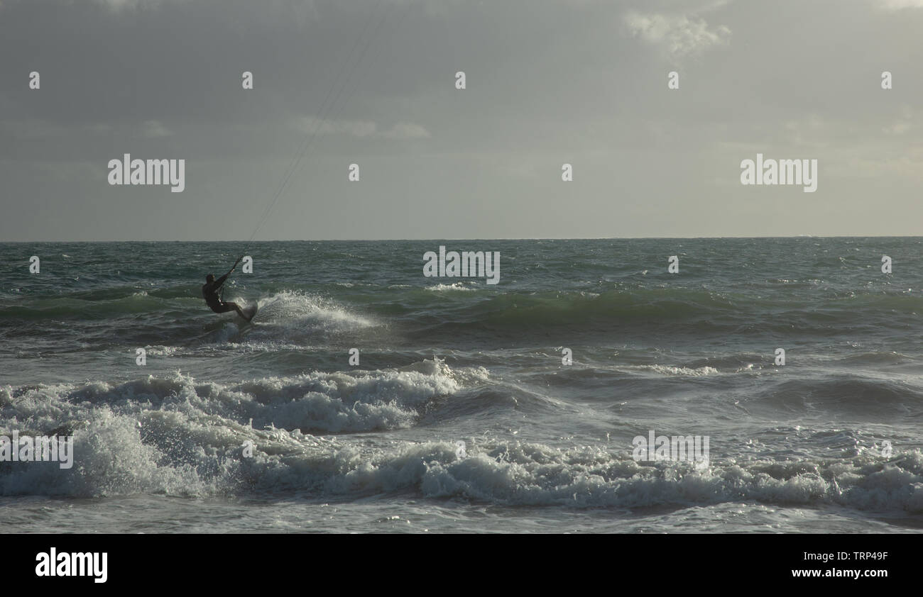 Kite-surf surf a vuoto della costa di Mullaloo beach,Western Australia il raggiungimento di elevate velocità in condizioni meteorologiche ventose su un pomeriggio nei giorni feriali. Foto Stock