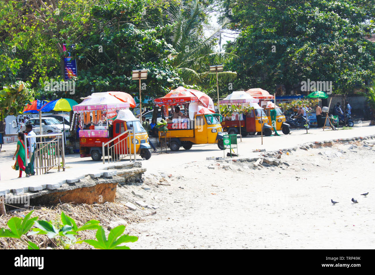 Colorato tuk tuk gelato i furgoni parcheggiati sulla spiaggia al passato turistica di Cochin (Kochi) in India per un fresco rifugio rinfrescante nel calore Foto Stock