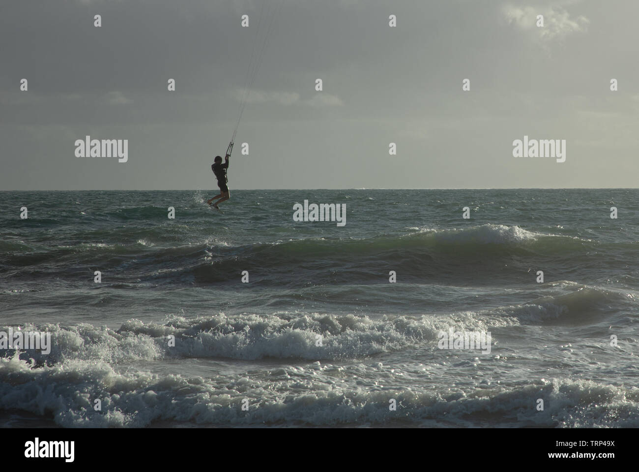 Kite-surf surf a vuoto della costa di Mullaloo beach,Western Australia il raggiungimento di elevate velocità in condizioni meteorologiche ventose su un pomeriggio nei giorni feriali. Foto Stock