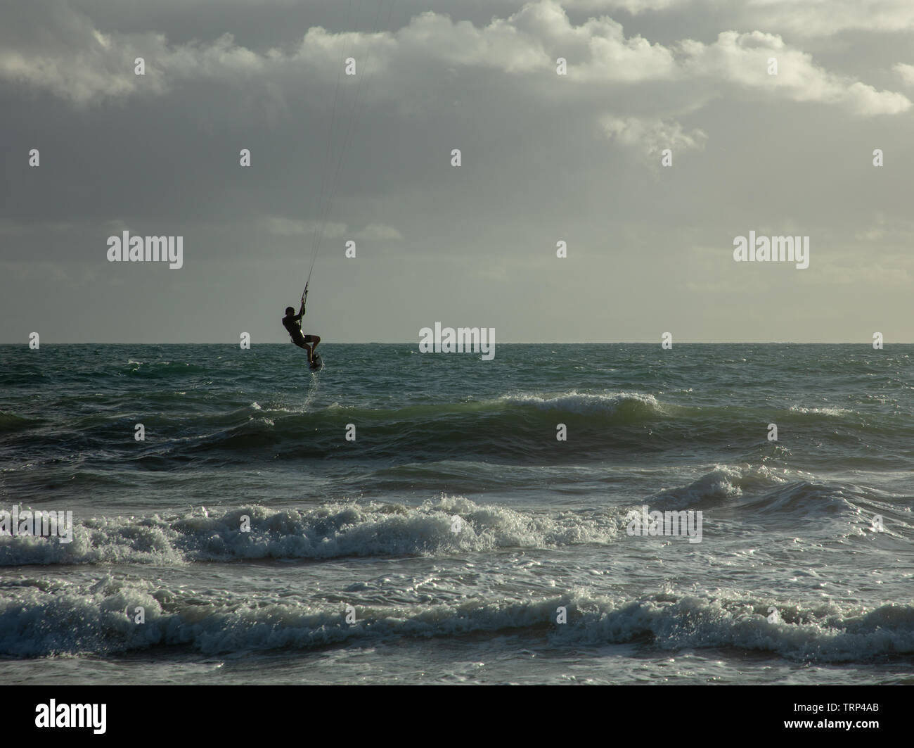 Kite-surf surf a vuoto della costa di Mullaloo beach,Western Australia il raggiungimento di elevate velocità in condizioni meteorologiche ventose su un pomeriggio nei giorni feriali. Foto Stock