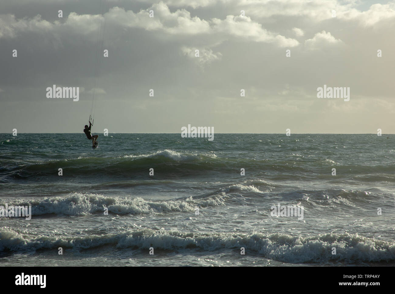 Kite-surf surf a vuoto della costa di Mullaloo beach,Western Australia il raggiungimento di elevate velocità in condizioni meteorologiche ventose su un pomeriggio nei giorni feriali. Foto Stock