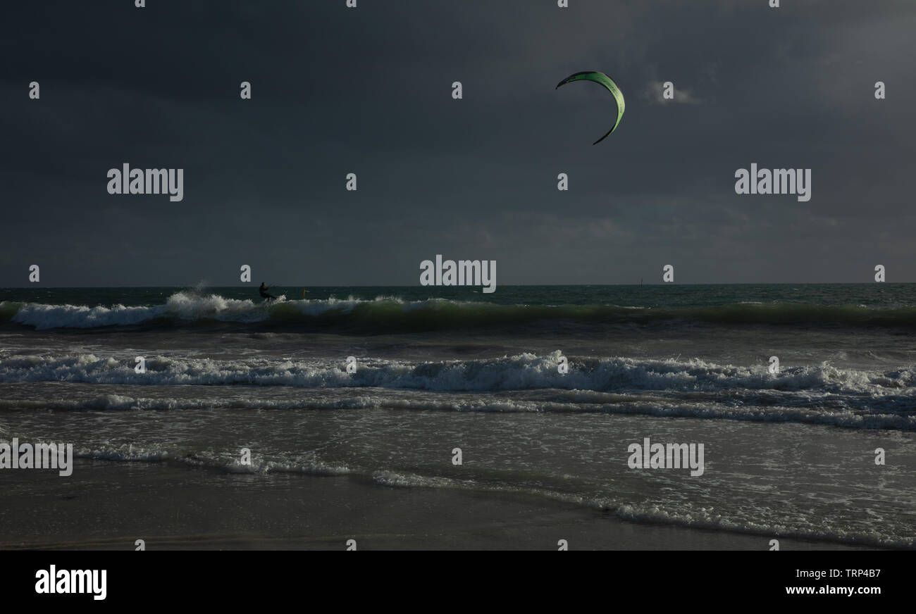 Kite-surf surf a vuoto della costa di Mullaloo beach,Western Australia il raggiungimento di elevate velocità in condizioni meteorologiche ventose su un pomeriggio nei giorni feriali. Foto Stock