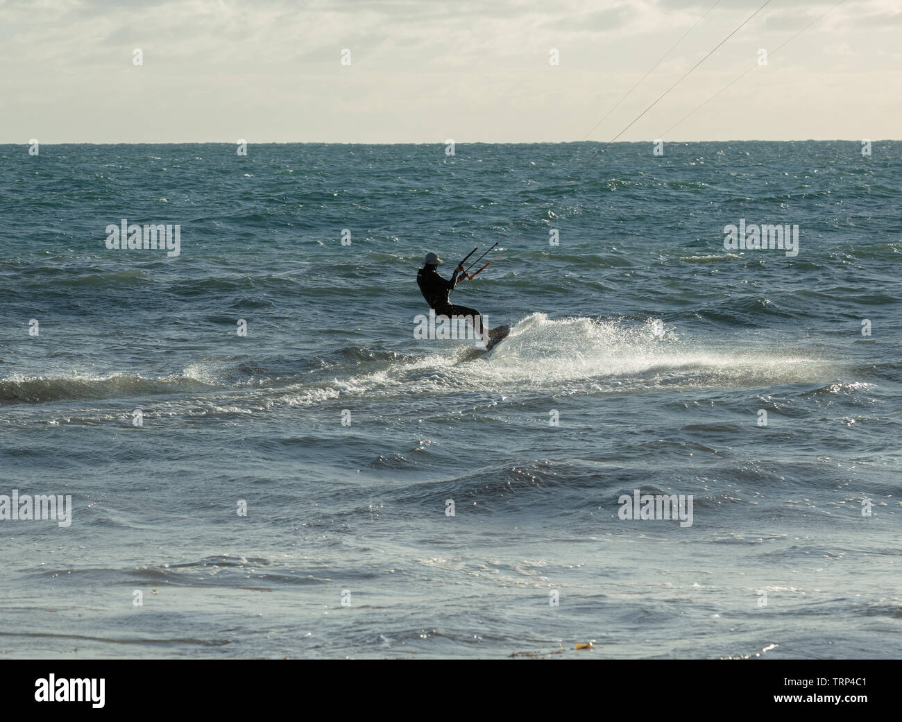 Kite-surf surf a vuoto della costa di Mullaloo beach,Western Australia il raggiungimento di elevate velocità in condizioni meteorologiche ventose su un pomeriggio nei giorni feriali. Foto Stock