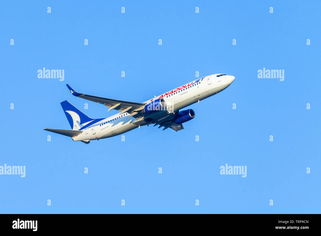 ANTALYA / TURCHIA - Giugno 6, 2019: BOING 737-800 da Anadolujet vola sopra l'aeroporto di Antalya, Turchia. Foto Stock