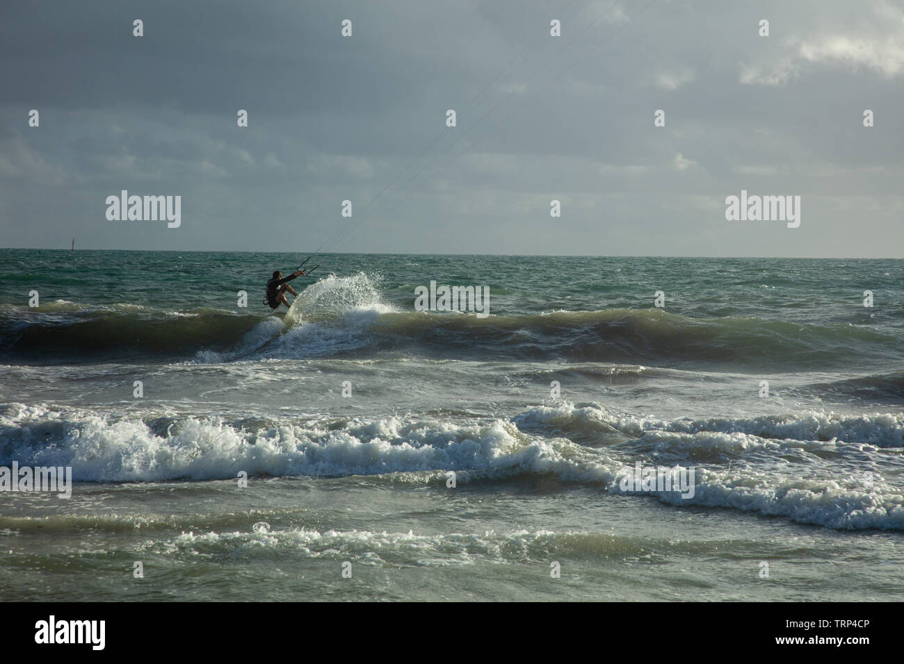 Kite-surf surf a vuoto della costa di Mullaloo beach,Western Australia il raggiungimento di elevate velocità in condizioni meteorologiche ventose su un pomeriggio nei giorni feriali. Foto Stock