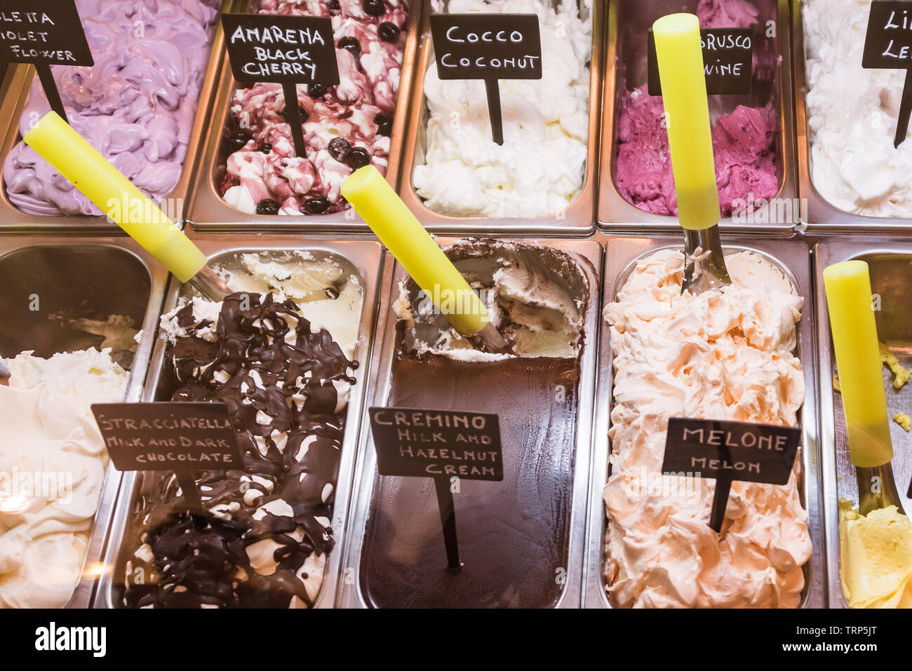 Vaschette di gelato italiano (Gelato in Italia) fatta di latte, zucchero e ingrediente aromatizzante- in gelateria. Foto Stock