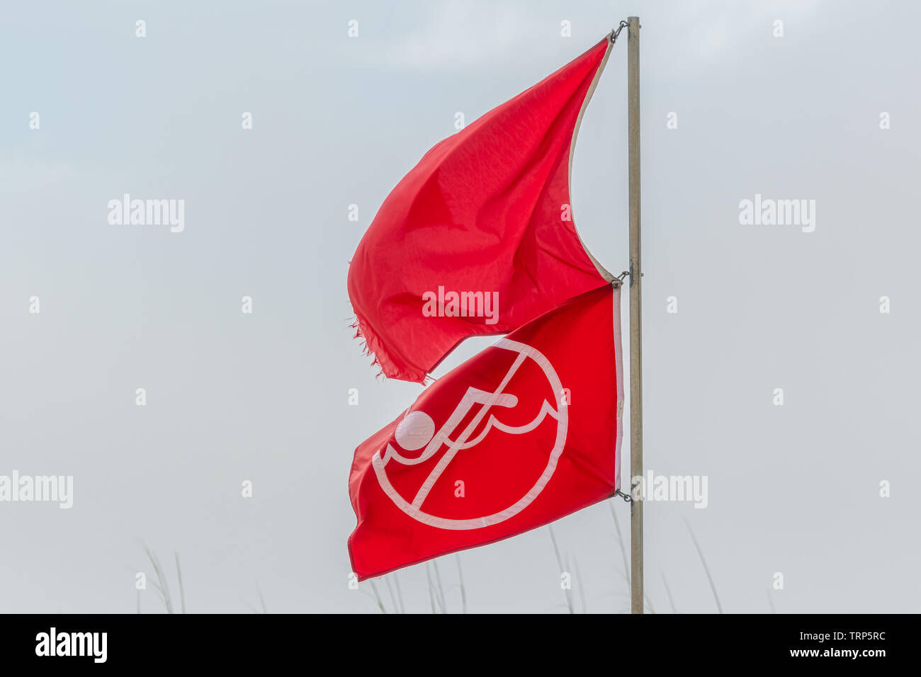 Doppie bandiere rosse significa assenza di nuoto nel golfo del Messico. Panama City Beach, Florida USA Foto Stock