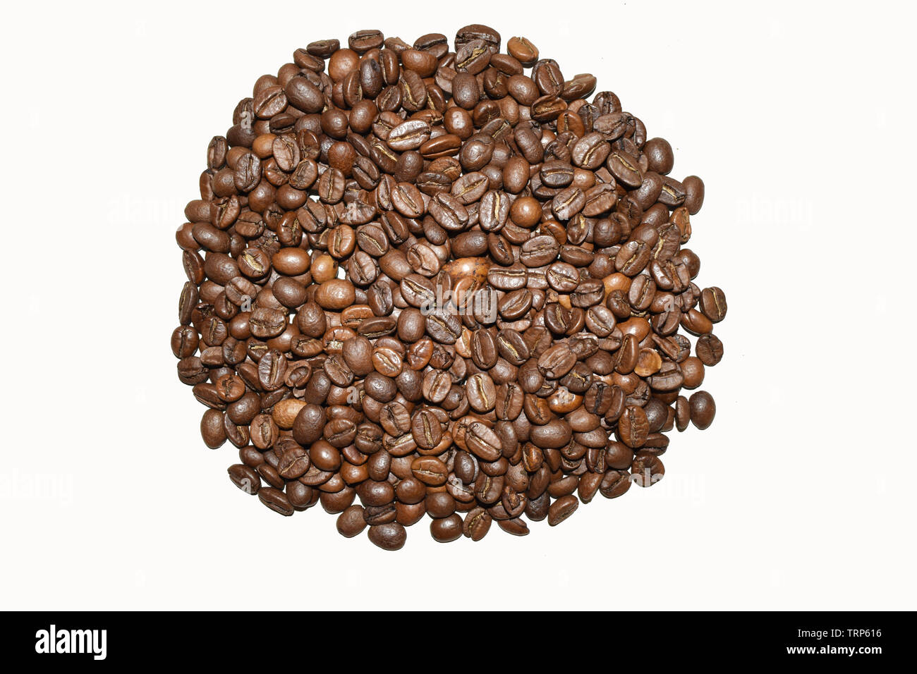 Caffè torrefatto in grani isolati su uno sfondo bianco, caffè aromatici, cibo e bevande. Vista dall'alto tessitura piana. Chiudere lo sfondo. Selettiva di profondità Foto Stock